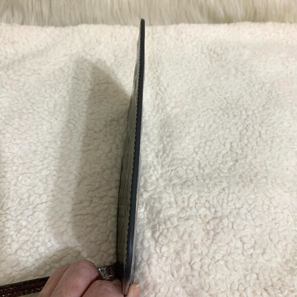 MARC JACOBS MJ Hearts Logo Embossed Silver Mirror Metallic Flat Wristlet - Picture 11 of 14